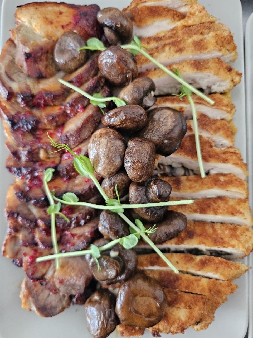 Platou cu rulade de pui, porc și ciuperci coapte